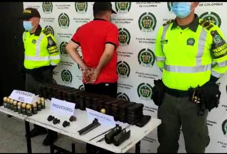 El arsenal estaba oculto dentro de un vehículo.