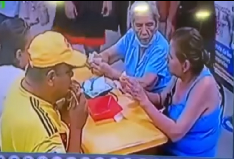 Ponen cabello en la comida 