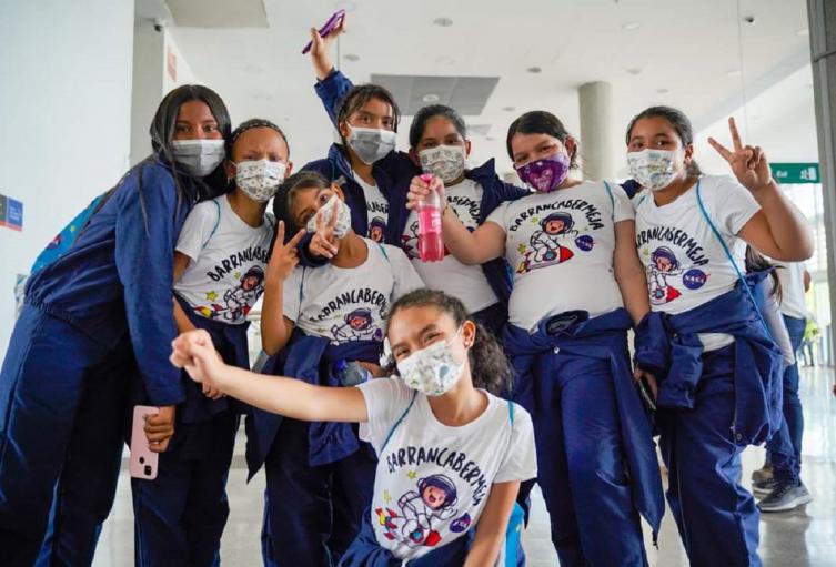 Las niñas fueron escogidas por su rendimiento académico, además de su espíritu científico.
