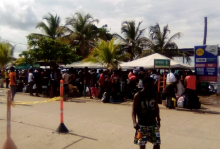 Referencia migrantes represados en Necoclí, Antioquia.
