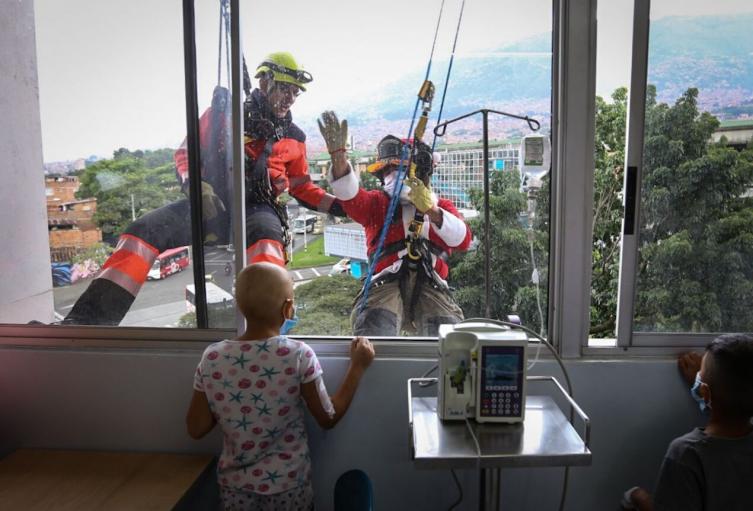 Así fue la visita de los bomberos a los niños enfermos. 