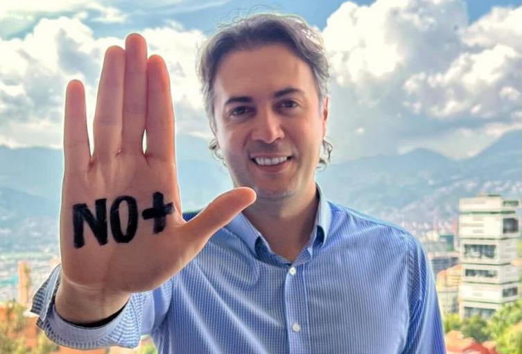 Referencia alcalde de Medellín, Daniel Quintero, promoviendo la campaña #No+.
