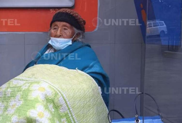 Abuela duerme en cajero automático esperando a su hijo 