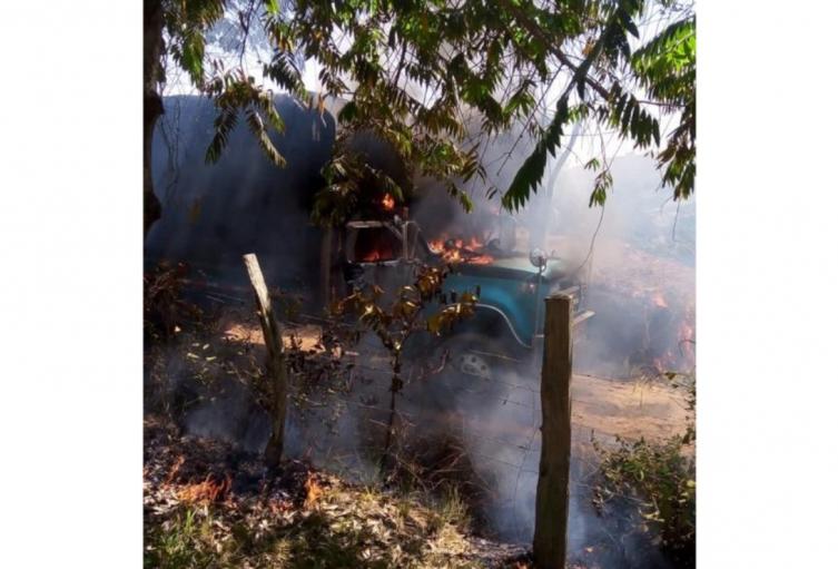 Uno de los vehículos incinerados