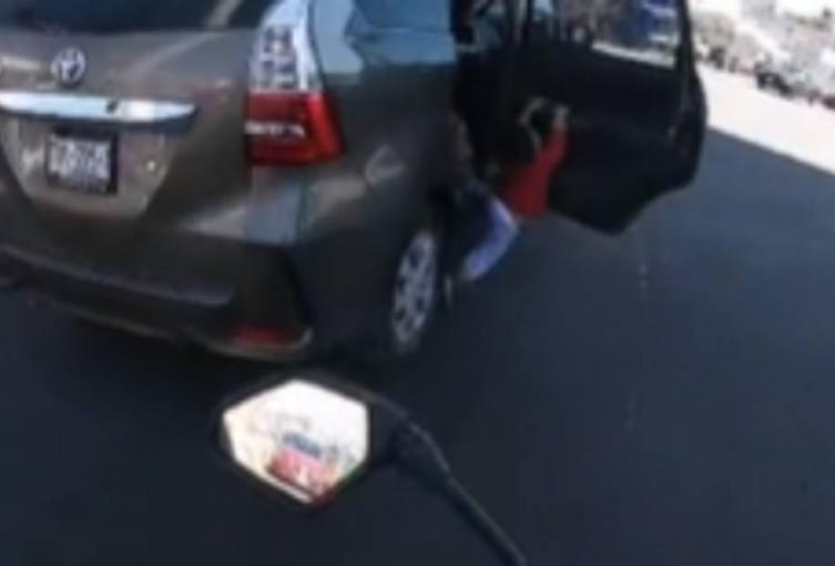 Niño quedó colgando de camioneta en movimiento cuando abrió la puerta por accidente