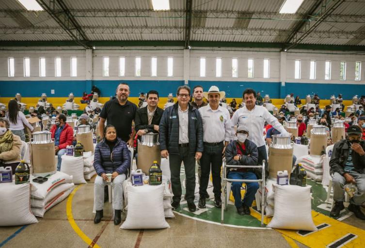 Referencia entrega de insumos a productores lecheros en Antioquia.