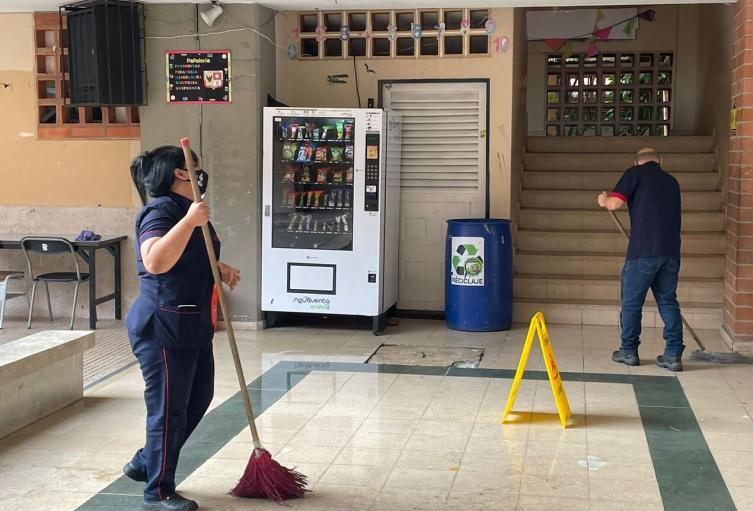 Referencia personal de salud en escuelas de Medellín.