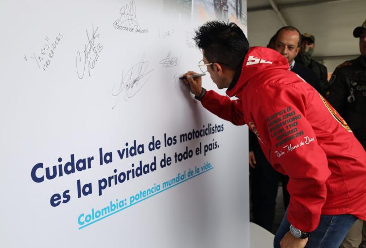Los motociclistas firmaron este pacto.