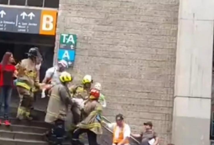 Madre se habría lanzado con su hija al Metro