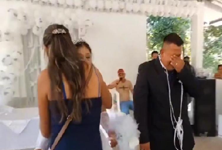 Se iba a casar, invitó a su ex y rompió en llanto por ella en pleno matrimonio