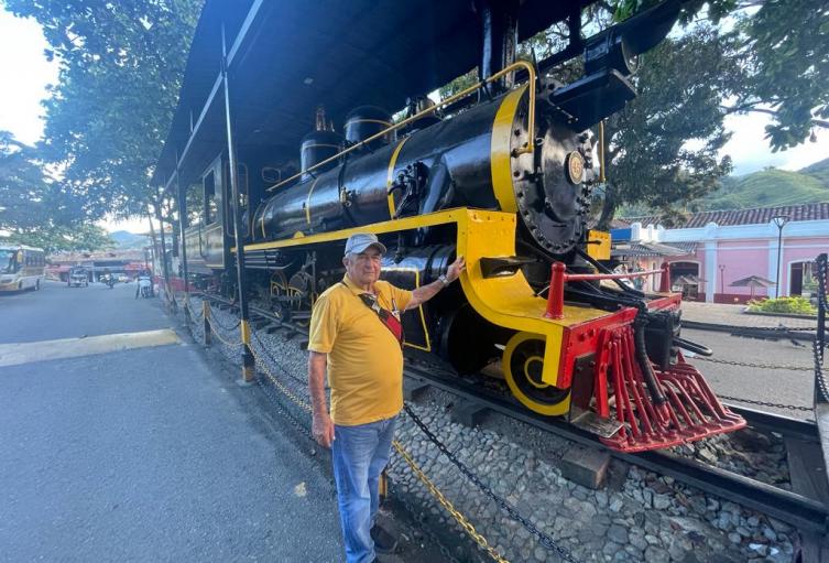 Mijito cuida una locomotora