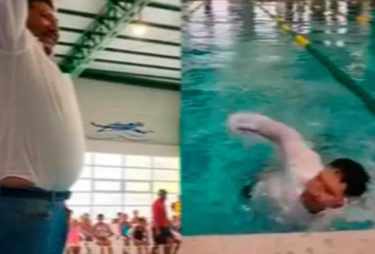 Alcalde inauguró piscina municipal clavándose con ropa y zapatos puestos