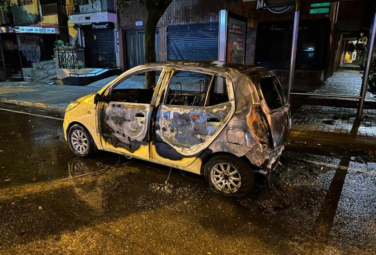 Hurtan un taxi y luego lo incineran en el occidente de Medellín