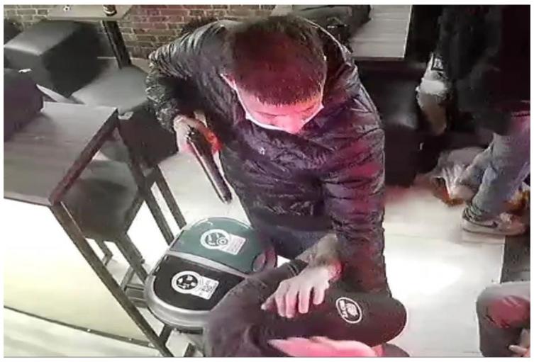 Aterrador robo en Chapinero: Atracaron 15 personas con pistolas y de forma violenta en un bar
