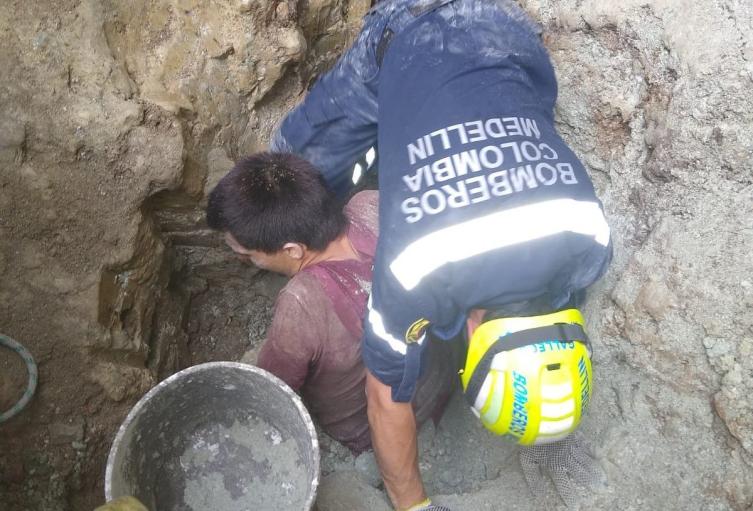 Bomberos Medellín rescataron a trabajador atrapado en una obra en Castilla