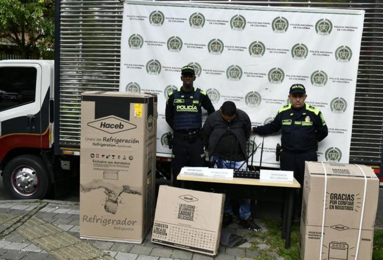 Cogieron de las “greñas” a ladrón que robó furgón cargado de electrodomésticos en Medellín