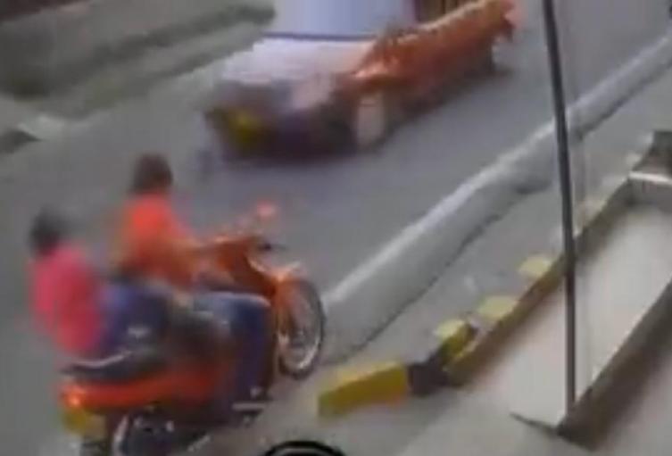 De un codazo, mujer tumbó a un menor de una moto y casi es atropellado