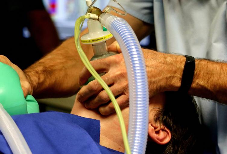 Mujer estuvo en coma tras morderse la lengua con una muela infectada