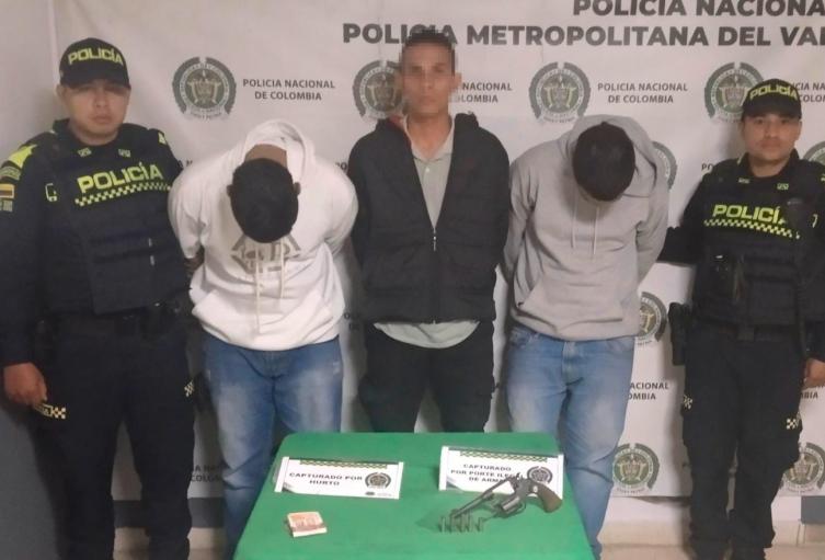 Captura de película: Interceptaron el taxi en el que se movilizaban tres ladrones que habían hurtado en un centro comercial de Medellín 