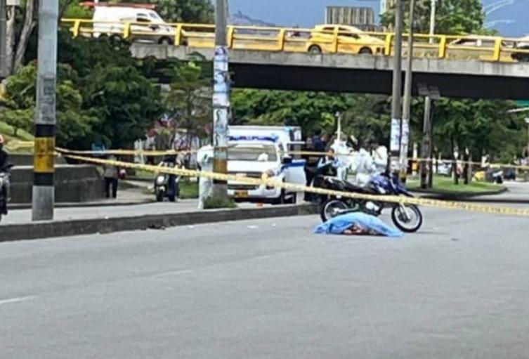 Motociclista en exceso de velocidad atropelló a un abuelito, dejándolo sin vida en la avenida Las Vegas Medellín 