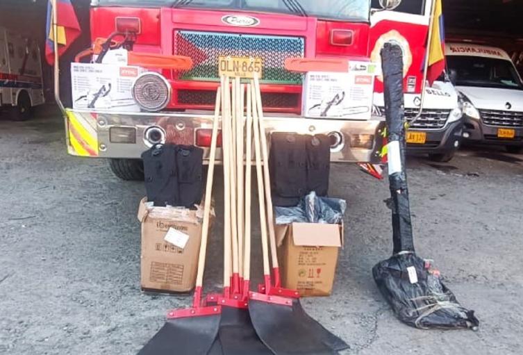 Entrega de herramientas para combatir incendios forestales en Bello