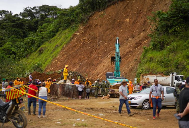 Labores de búsqueda y rescate en la vía Medellín-Quibdó.