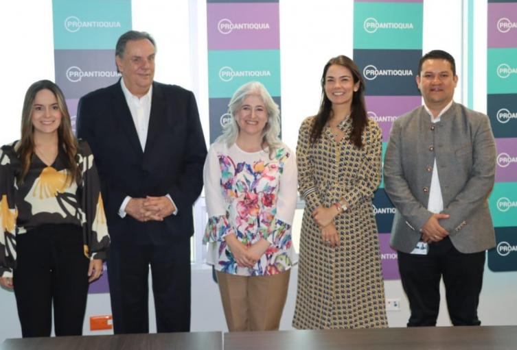 Reunión de VIVA con la ministra de Vivienda, Catalina Velasco