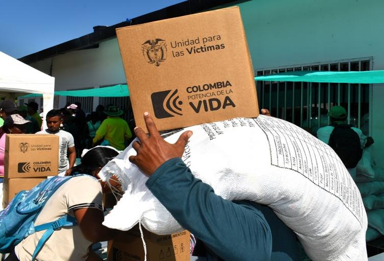Entrega de ayudas humanitarias en El Bagre, Antioquia