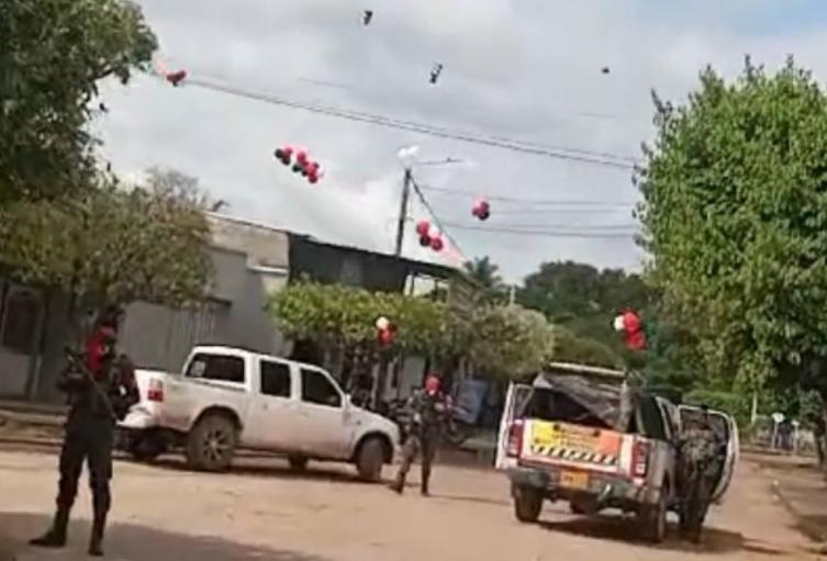 Los sujetos, vestidos con camuflados y portando brazaletes y pañoletas con la bandera del ELN, llegaron a la población en varias camionetas. 
