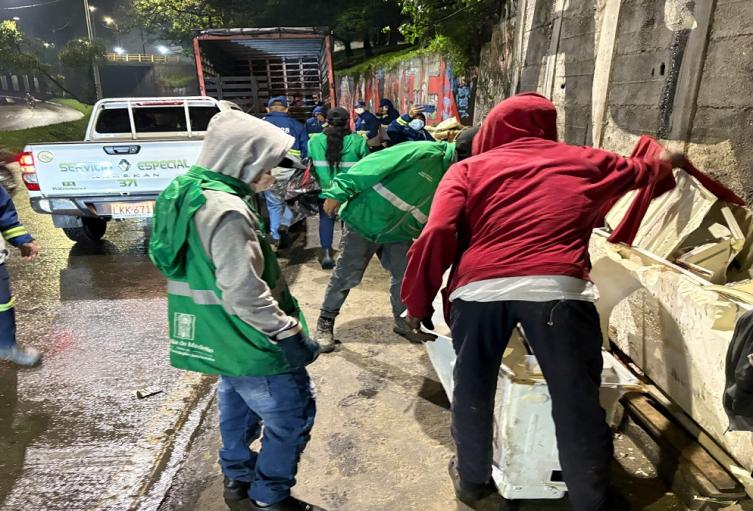 En 18 sectores críticos y vulnerables de Medellín, la administración distrital continua los operativos con habitantes de calle. 