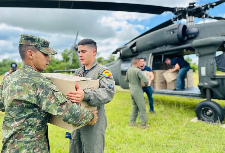 Fuerza Aérea trasladó ayudas humanitarias al Urabá antioqueño 