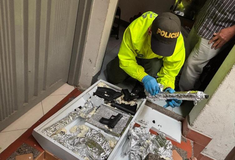 [FOTOS] Desmantelaron una  red de tráfico de armas entre Medellín y Estados Unidos: Los fusiles eran enviados en electrodomésticos