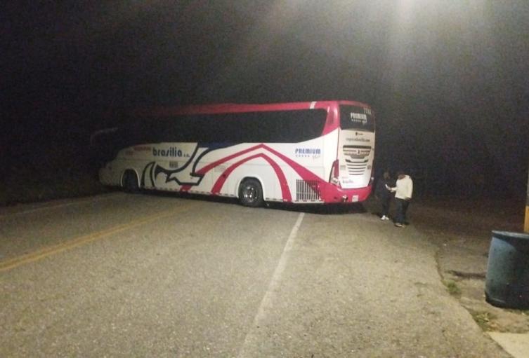 Grupo armado ilegal atacó a buses de servicio público y camiones en la vía que conecta a Medellín con la Costa Atlántica. Dos personas resultaron heridas