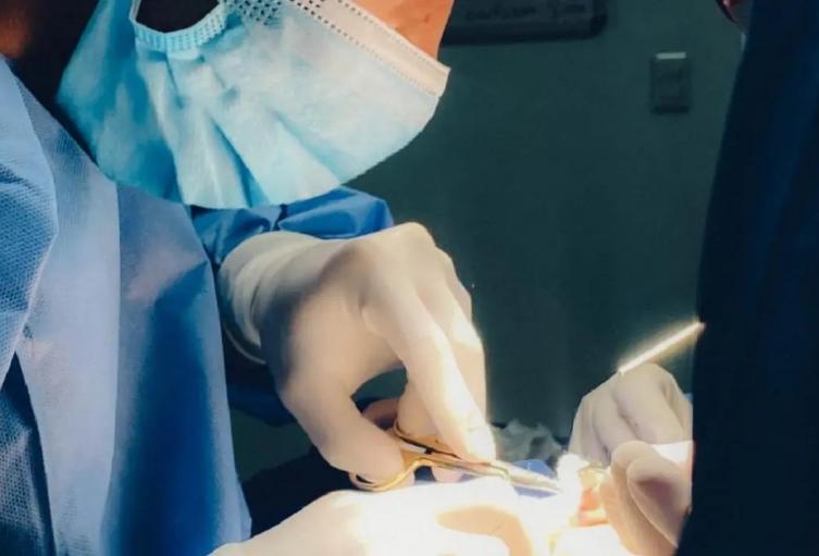 El profesional de la salud habría abandonado a la víctima tras provocarle una hemorragia fatal durante el procedimiento ilegal.