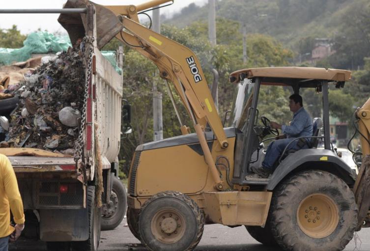 Gobernación de Antioquia refuerza atención en vías críticas con maquinaria en todo el departamento