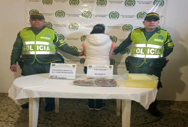 Mujer fue capturada por las autoridades con más de mil gramos de cálculos de bovinos avaluados en más de 300 millones de pesos