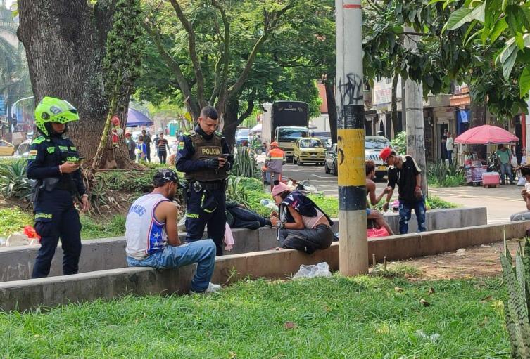 Medellín retiró 45 cambuches y recogió cinco toneladas de basura cerca a la famosa Plaza Botero