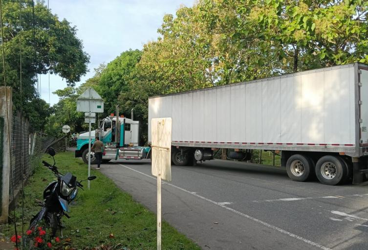 Bloqueo en vía Tarazá - Caucasia por protestas contra operativos mineros 