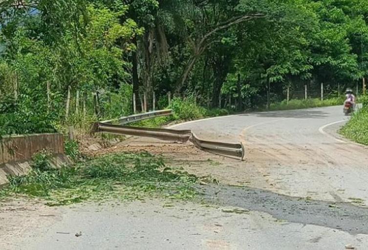 Policías atacados con explosivos