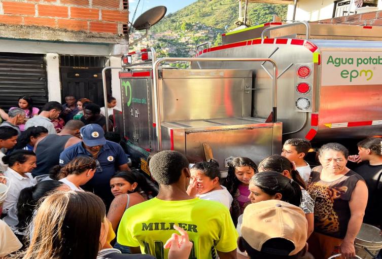 240 mil litros de agua potable han sido entregados a las comunidades de la comuna nororiental de Medellín que se encuentran afectadas por el deslizamiento