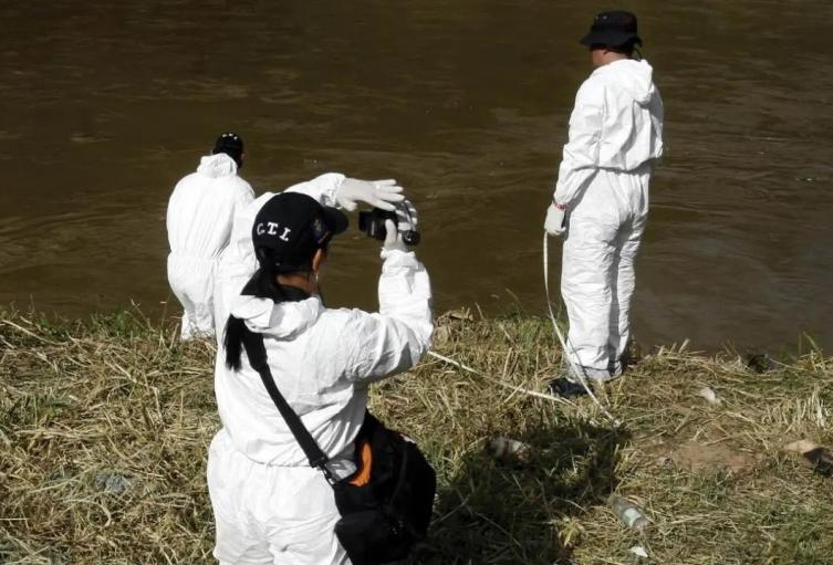 Cuerpo sin vida en aguas del rio Medellín Cuerpo sin vida en aguas del rio Medellín