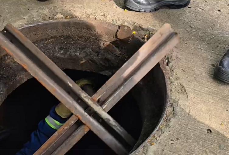Bodega clandestina en una alcantarilla de Medellín