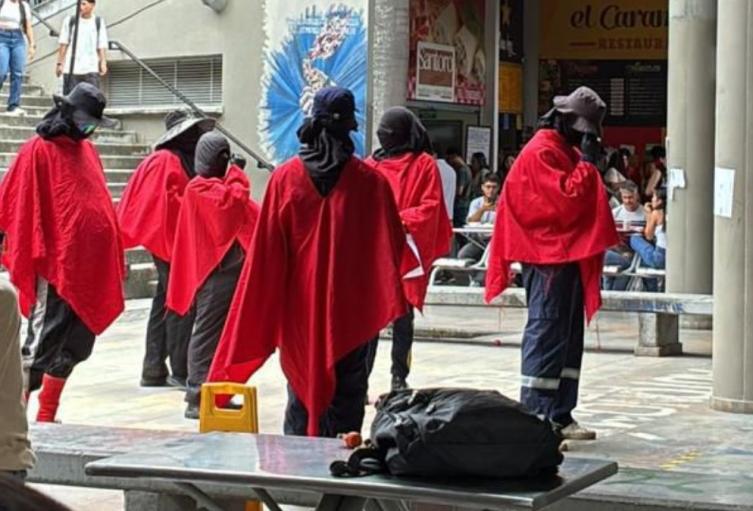 Personas encapuchadas en UNAL sede Medellín