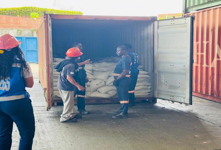 Entrega de toneladas de fertilizantes en Unguía, Chocó