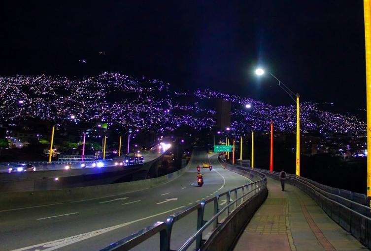 Iluminación en las vías de Medellín