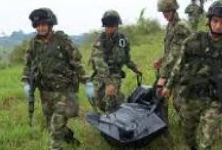 Denuncian trato indigno al cuerpo de soldado muerto en combates en Chocó: estuvo 20 horas en una bolsa antes de su traslado a Medicina Legal