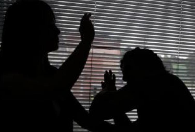 Madre es acusada de agredir a su hija embarazada en Antioquia: La golpeaba en el vientre, encerraba y bañaba con blanqueador