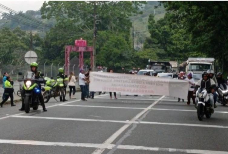 El gobernador de Antioquia señaló que son 6 las personas que bloquean la vía que comunica a Medellín con la Costa Atlántica
