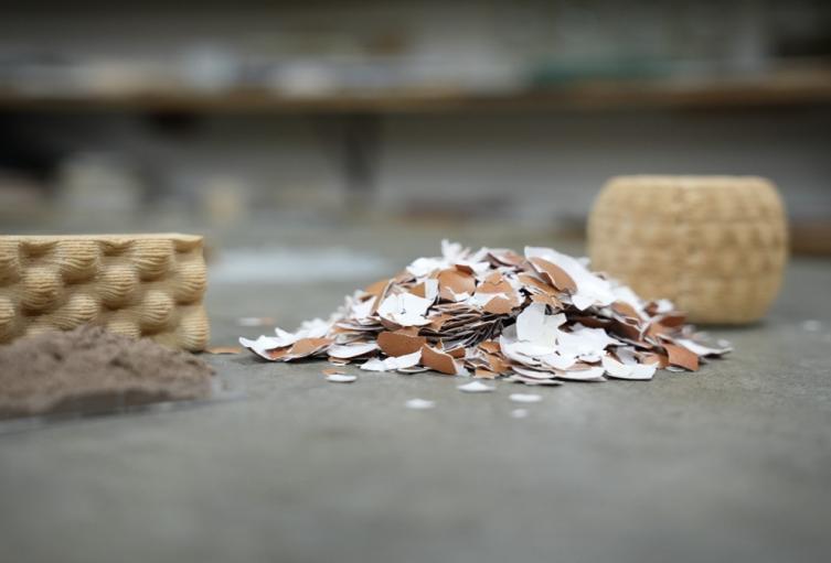 Un grupo de estudiantes de Medellín transformó las cascaras de los huevos en insumo para construir elementos que hacen parte del espacio público en la ciudad.