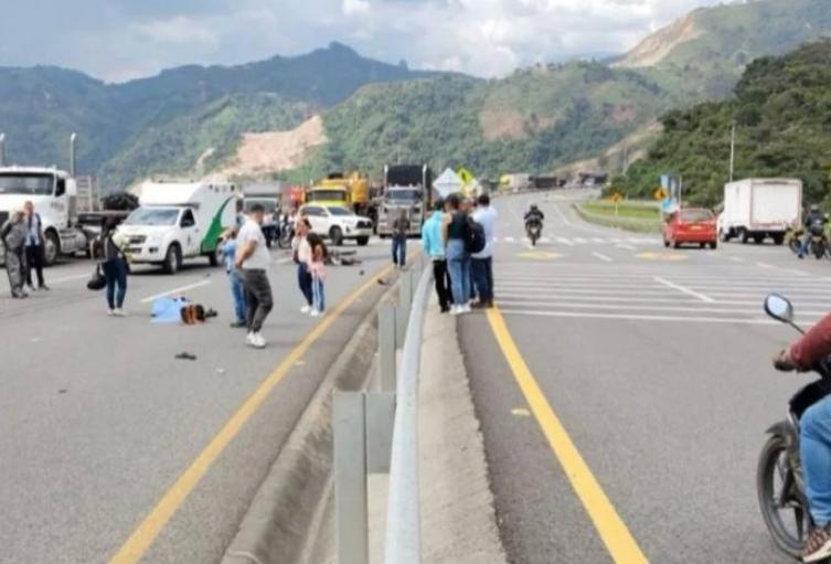 Fatal choque entre moto y camión dejó un muerto en la vía Medellín-Amagá